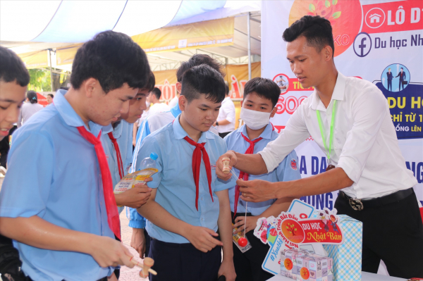 Các gian hàng tại “Ngày hội Việc làm - Tư vấn tuyển sinh năm 2023” tỉnh Thừa Thiên Huế  thu hút đông đảo học sinh, sinh viên cũng như người lao động đến tham quan, tìm hiểu Nguồn: ITN
